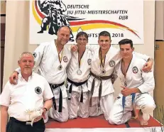  ?? FOTO: SC BUSHIDO ?? Trainer Uwe Wilhelm (v.l.) freut sich über die Ausbeute von Christoph Osing, Ulrich Becker aus Meerbusch, Frederic Kerfers und Enzo Cremerius.