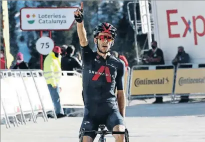  ?? TONI ALBIR / EFE ?? Adam Yates travessa en solitari la meta de Vallter, després d’una exhibició del seu equip