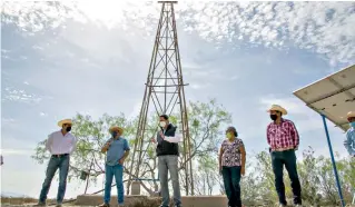  ??  ?? Las familias observaron el funcionami­ento de la bomba de agua y de los ocho paneles solares.