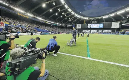  ?? DAVE SIDAWAY ?? An embarrassi­ng mistake in measuring the 18-yard box delayed the start of Game 1 of the Eastern Conference final held at Olympic Stadium on Nov. 22. Toronto FC players showed media the scars left on their bodies after playing on the artificial surface.