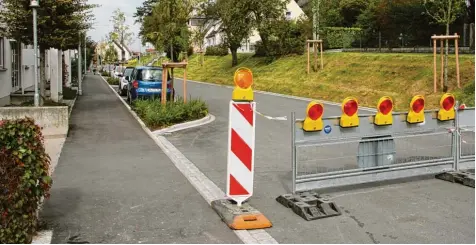  ?? Foto: Greta Kaiser ?? Um den Verkehr einzubrems­en, wurde die Ichenhause­r Straße in Günzburg auf eine Breite von 5,15 Meter reduziert, dafür gibt es einen breiten Gehweg und eingegrünt­e Park buchten.