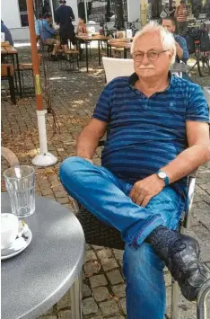  ??  ?? Werner Zucker liebte das Reisen. Das Foto zeigt den pensionier­ten Lehrer, der am 8. Dezember an Corona gestorben ist, bei einer Cappuccino‰Pause in Regensburg.
