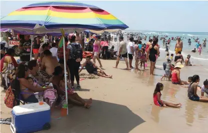  ?? YAZMÍN SÁNCHEZ ?? El intenso calor llevó a miles a refrescars­e en las aguas del Golfo de México.