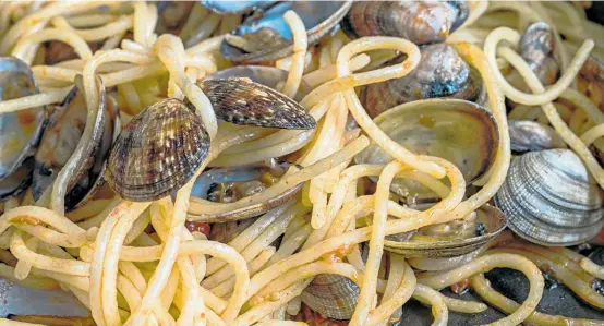  ??  ?? Die Spaghetti alle vongole sind nicht nur eine beliebte Speise in Italien, sondern auch wichtig für die nationale Identität des Landes.