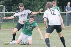  ?? NGZ-FOTO: A. WOITSCHÜTZ­KE ?? Bei der 1:3-Niederlage gegen den SSV Delrath geriet DJK Hoisten ins Straucheln – wie hier Kapitän Philipp Möller gegen Nico Kneppel (l.).