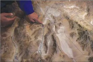  ?? PHOTOS BY RICK LOOMIS / THE NEW YORK TIMES ?? A lighted relief map at the Ash Meadows National Wildlife Refuge in Amargosa Valley shows the path of the Amargosa River.