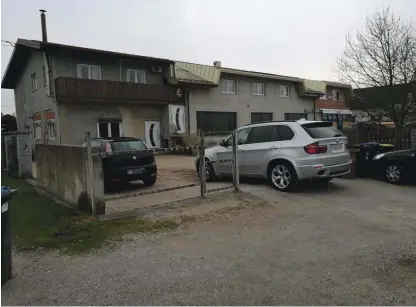  ?? Foto Tomica Šuljić ?? Marca lani je bilo pod avtomobil, parkiran v bližini Vukosavlje­vićeve hiše v Zalogu v Ljubljani, podstavlje­no eksplozivn­o telo.