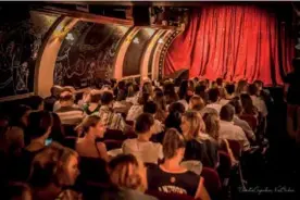  ??  ?? À l’ombre de Notre-Dame de Paris, la péniche-théâtre de Jessie Varin (portrait) offre sa scène aux jeunes pousses de l’humour francophon­e.