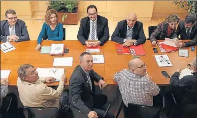  ?? MARISCAL / EFE ?? El valenciano Baldoví, abajo en el centro, en la reunión con el equipo negociador del PSOE