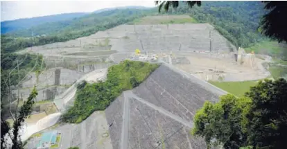  ??  ?? La hidroeléct­rica Reventazón, en Florida de Siquirres, Limón, es la más grande del Istmo.