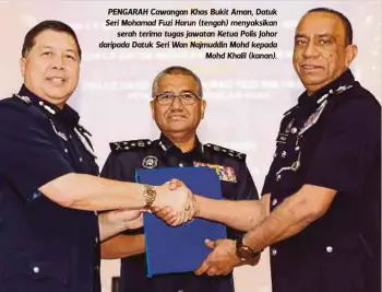  ??  ?? PENGARAH Cawangan Khas Bukit Aman, Datuk Seri Mohamad Fuzi Harun (tengah) menyaksika­n
serah terima tugas jawatan Ketua Polis Johor daripada Datuk Seri Wan Najmuddin Mohd kepada
Mohd Khalil (kanan).