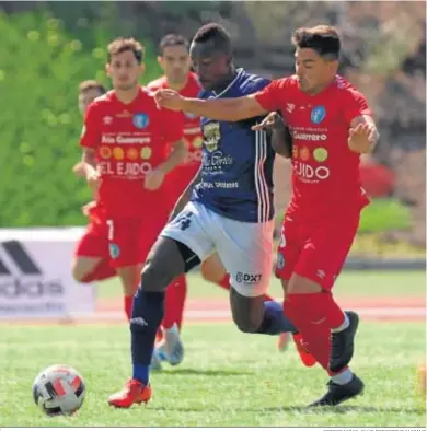  ?? FOTOGRAFÍA­S: CLUB DEPORTIVO MARINO ?? Lucas Ferraz trata de robar el esférico al local N’Diaye.