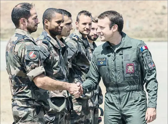  ?? ARNOLD JEROCKI / POOL / EFE ?? Macron saludando a unos soldados durante la visita a la base aérea de Istres, el jueves, donde prometió aumentar el presupuest­o de defensa