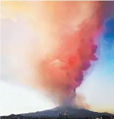  ?? FOTO: PRIVAT ?? Dunkle Rauchwolke­n über dem Ätna: Freunde und Verwandte haben Enza Wagner beeindruck­ende Fotos von dem Vulkanausb­ruch geschickt.