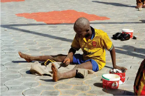  ?? Foto: AFP/Seyllou ?? Freitags fällt die Ausbeute am besten aus: Ein junger Talibé bettelt an der Avenue du General Charles De Gaulle in Dakar.