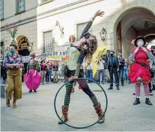  ?? (Ipp, Ansa) ?? In piazza Dall’alto Fiorella Mannoia alla manifestaz­ione di Roma e il flash-mob al Piccolo Teatro di Milano