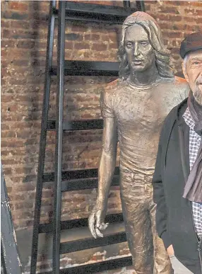  ?? ?? Lino Patalano, en Cástor y Pólux, con las estatuas del dúo Sui Generis