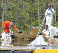  ?? CP PHOTO ?? Researcher­s and profession­al spill responders monitor a deliberate spill of oilsands bitumen and crude oil into a lake in northweste­rn Ontario in an experiment over how the ecosystem responds in this undated handout photo. The pilot project, known as...