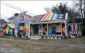  ?? (Arkansas Democrat-Gazette/Thomas Saccente) ?? The Rainbow Embassy, painted by Spanish artist Okuda San Miguel, stands at 1319 North G St. in
Fort Smith.