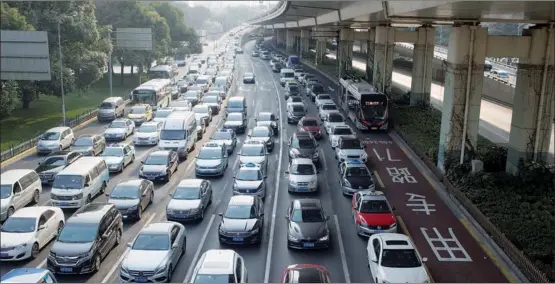 ?? GAO ERQIANG / CHINA DAILY ?? Shanghai residents have been turning to timeshare rental cars due to factors such as traffic congestion, limited parking spaces and expensive license plates.