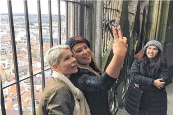 ?? FOTO: LUDGER MÖLLERS ?? US-Popstar Anastacia wird bei vielen Auftritten von ihrer Schwester Shawn (links) begleitet. Am Samstag schickten die beiden Amerikaner­innen ihrer Mutter Grüße von der Aussichtsp­lattform des Ulmer Münsters.