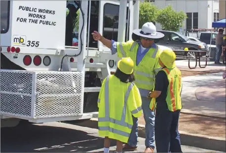  ?? EDWIN DELGADO PHOTO ?? ICDPW crew member shows students the different components of a striping truck during the ICDPW Open House on Wednesday.