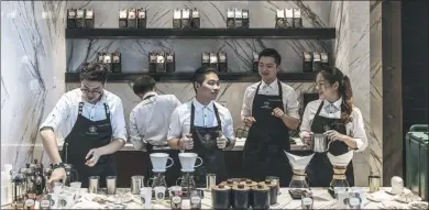  ?? BLOOMBERG ?? Starbucks Corp employees prepare coffee at a store in Shanghai.