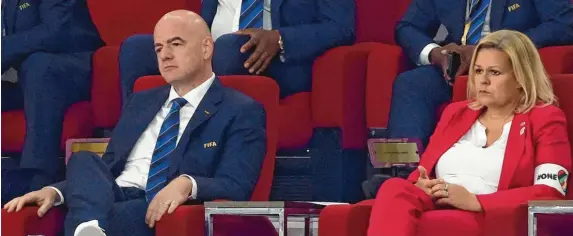  ?? Foto: Stefan Matz0,ke, dpa ?? Symbolträc­htig unharmonis­ch bei der WM in Katar: Fifa-Chef Infantino und die deutsche Innenminis­terin Faeser mit der von ihm unerwünsch­ten „One Love“-Armbinde.