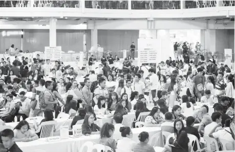  ?? (RDMENDOZA/PIA CAGAYAN DE ORO) ?? 117TH LABOR DAY JOB FAIR—Job seekers flock at the Atrium of Limketkai Center in Cagayan de Oro to join the 117thLabor Day Mega Jobs Fair.