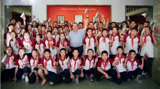  ?? Fotos cortesía de Liz Vargas ?? Iván Zerpa, embajador de Venezuela en China, junto a los estudiante­s de la secundaria Dayu en la sede diplomátic­a de su país en Beijing.