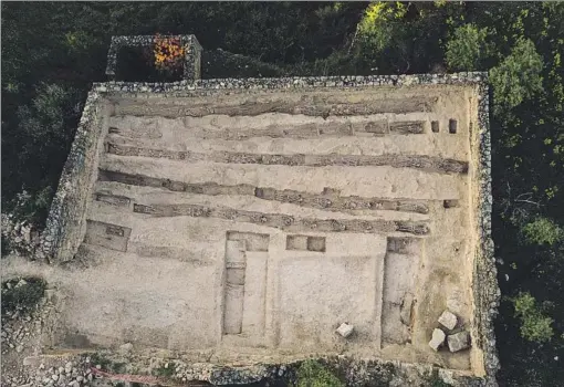  ??  ?? LA FOSA MÁS GRANDE Vista aérea de la fosa de El Soleràs, la más grande excavada en Catalunya