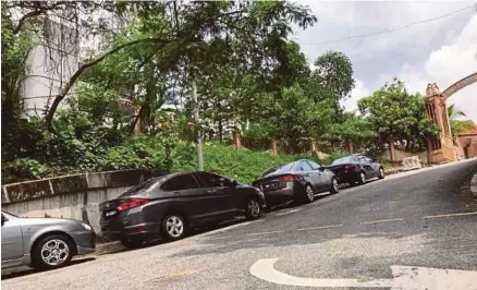  ??  ?? Kenderaan yang diletakkan di hadapan pintu masuk Tanah Perkuburan Islam Bukit Kiara.