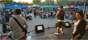  ??  ?? Bereits am Samstag hatte der Radelspaß mit der „Umsonst und draußen Party“vor der Bachtalhal­le begon nen. Die Bands Fizz, d’Häckel Buam und Brenztal Power (Bild) heizten Hunderten von Menschen ein. Die Stimmung war super, die Bänke waren voll. Auch hier wurde für die Kartei der Not gesammelt.