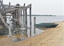  ?? ?? La marca del nivel del río Paraná en Ayolas descendió a apenas 45 cm en el muelle, aguas abajo de la represa de Yacyretá.