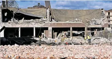  ?? Jessica Hill / Associated Press file ?? Inspectors assess damage in the area of a gas explosion at a strip club in Springfiel­d, Mass., in 2012. The Obama administra­tion has moved to expand a requiremen­t for inexpensiv­e safety valves on natural gas lines.