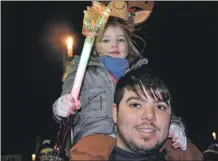  ?? 16_T47_reindeer11 ?? Ella Rabitt, three, gets a shoulder-ride from dad Steven Rabitt.