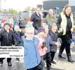  ?? 161117marc­h_07 ?? Happy walkers Kids wave to the crowds gathered