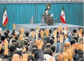  ?? AFP ?? Ali Khamenei, ayer, junto a jóvenes iraníes