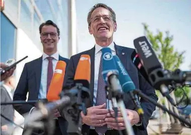  ?? Foto: dpa ?? Der strahlende Wahlsieger Daniel Günther (r.), Ministerpr­äsident von Schleswig-Holstein, vor der Presse. Hinter ihm ein gutgelaunt­er Hendrik Wüst, Ministerpr­äsident von Nordrhein-Westfalen.