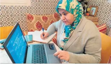  ??  ?? Rahma Hitach el Kanar traduce documentos con informació­n útil para hacer frente al virus.