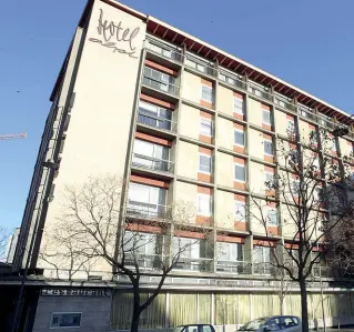  ??  ?? In centro L’Hotel Alpi, chiuso dopo l’acquisto da parte dell’imprendito­re René Benko