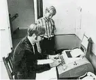  ??  ?? 艾倫與蓋茲是西雅圖著­名私校湖濱中學校友，圖為他們使用該校的電­傳打字機，攝於1970年。（互聯網照片）