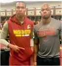  ??  ?? Dunbar Quinton (izq.) subió una foto junto a Peterson con sus nuevos colores.