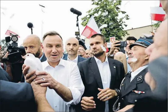  ?? LESZEK SZYMANSKI / EFE ?? El presidente polaco, Andrzej Duda, celebra su reelección en el pueblo de Odrzywol, en el centro-este de Polonia