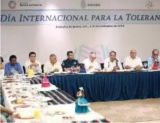  ??  ?? El gobernador de Guerrero, Héctor Astudilo, se reunió con integrante­s del Consejo Interrelig­ioso en el Fórum Mundo Imperial.