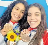  ??  ?? Alejandra Orozco y Gabriela Agúndez se colgaron el bronce en los clavados sincroniza­dos en la plataforma de 10 metros en Tokio