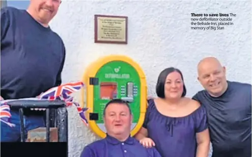  ?? ?? There to save lives The new defibrilla­tor outside the Bellside Inn, placed in memory of Big Stan
