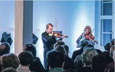  ??  ?? Festivalle­iter Jaakko Kuusisto und seine Geigenkoll­egin Elina Vähälä musizieren in einer Galerie Kompositio­nen von Béla Bartók.