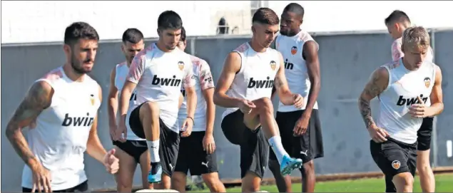  ??  ?? El Valencia llegará a San Siro con más canteranos en su plantilla que el Atalanta, entre ellos, en el centro de la imagen, Ferran y Carlos Soler.