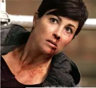  ??  ?? We’re all big fans of Sheriff Jody Mills and her bloody nose.